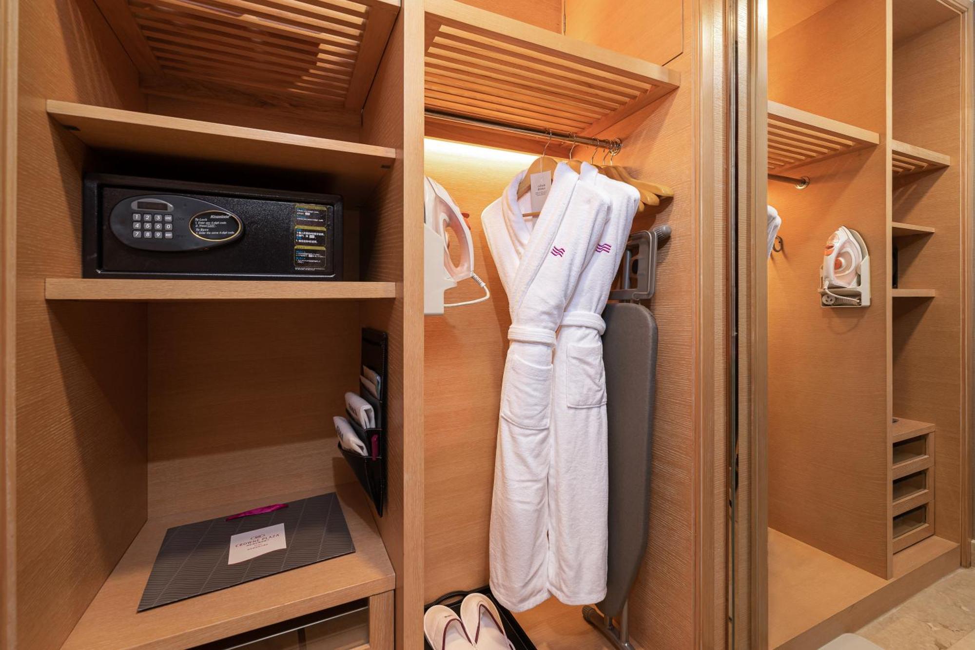 Crowne Plaza Xi'an By Ihg 5*